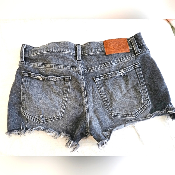 Womens Lucky Brand Grey Black Jean shorts with studs outlinig pockets. Size 6/28 - Picture 2 of 4